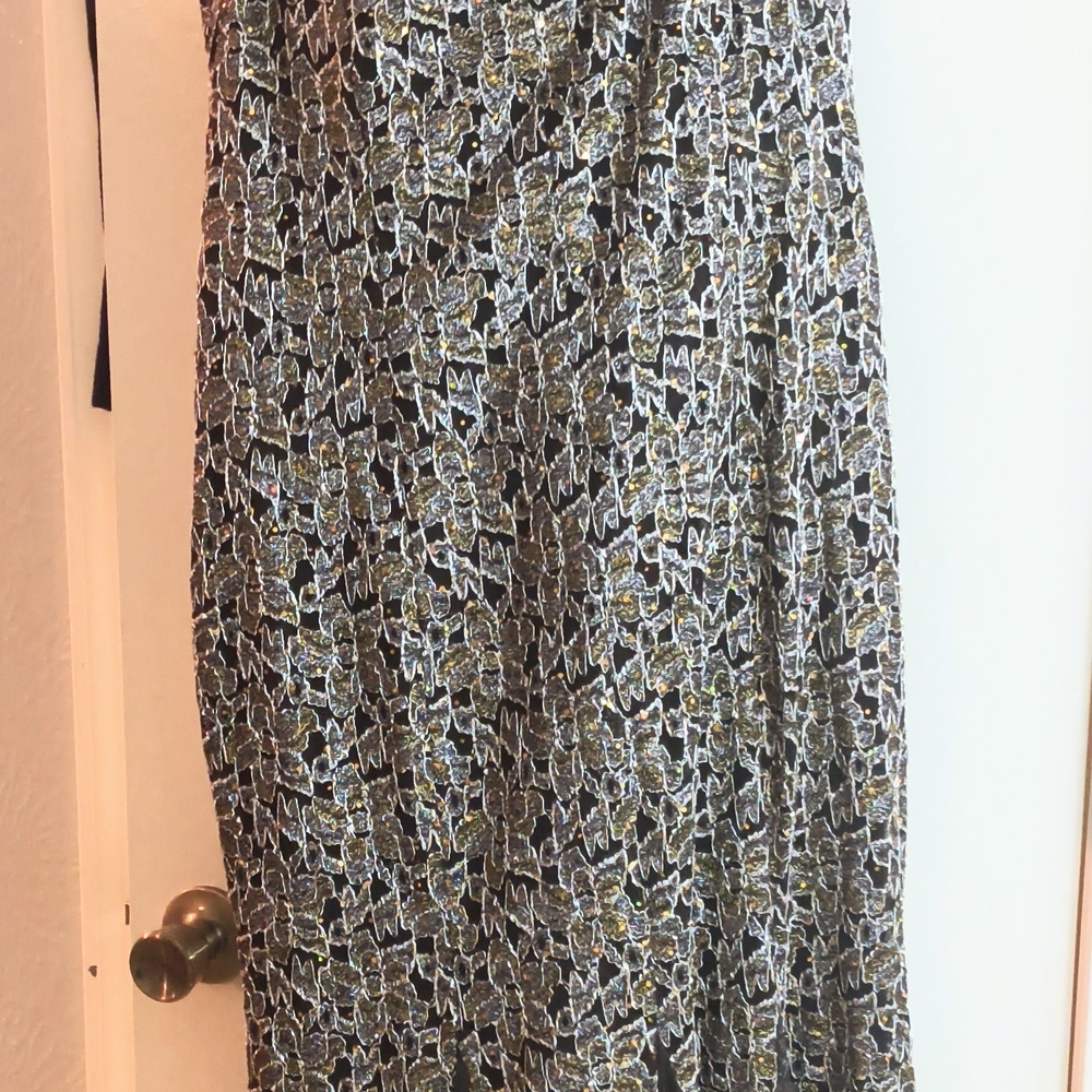 Black and Silver Metallic Lace-Effect Sleeveless Dress - Picture 6 of 10